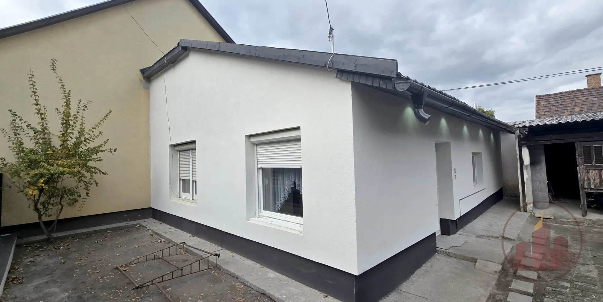 Teljesen felújított , tégla családi ház eladó a 20. Kerületben!