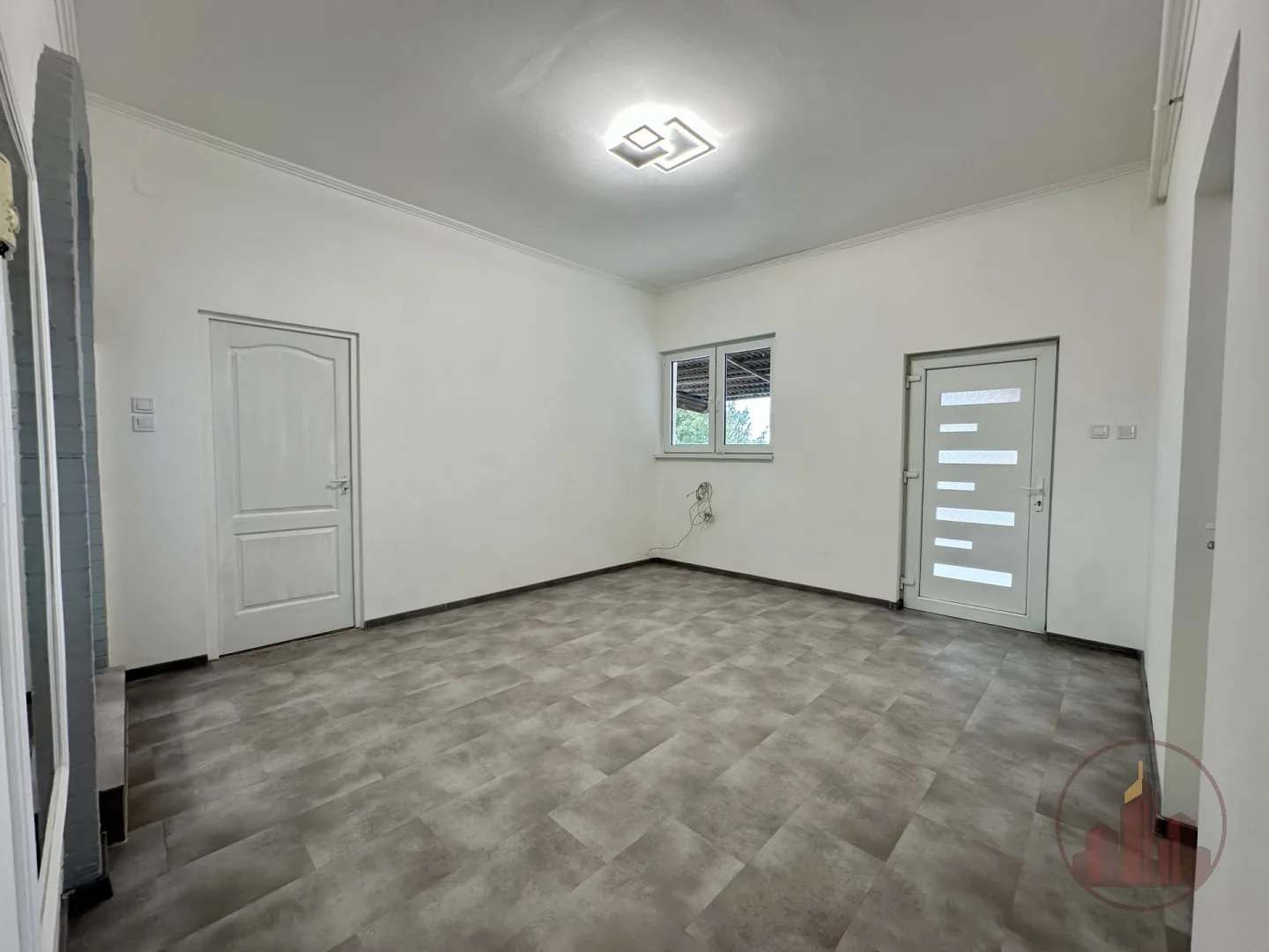 Szigetszentmiklós szívében kínálunk megvételre egy felújított, kertkapcsolatos 3 szobás + nappalis lakást