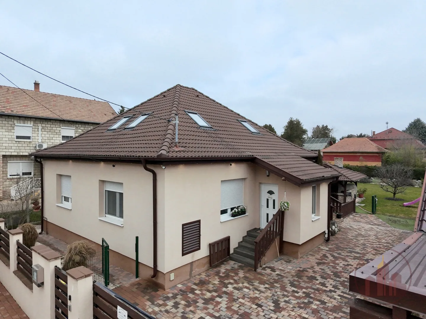 Dunavarsány központjában igényesen felújított családi ház külön Wellness részleggel