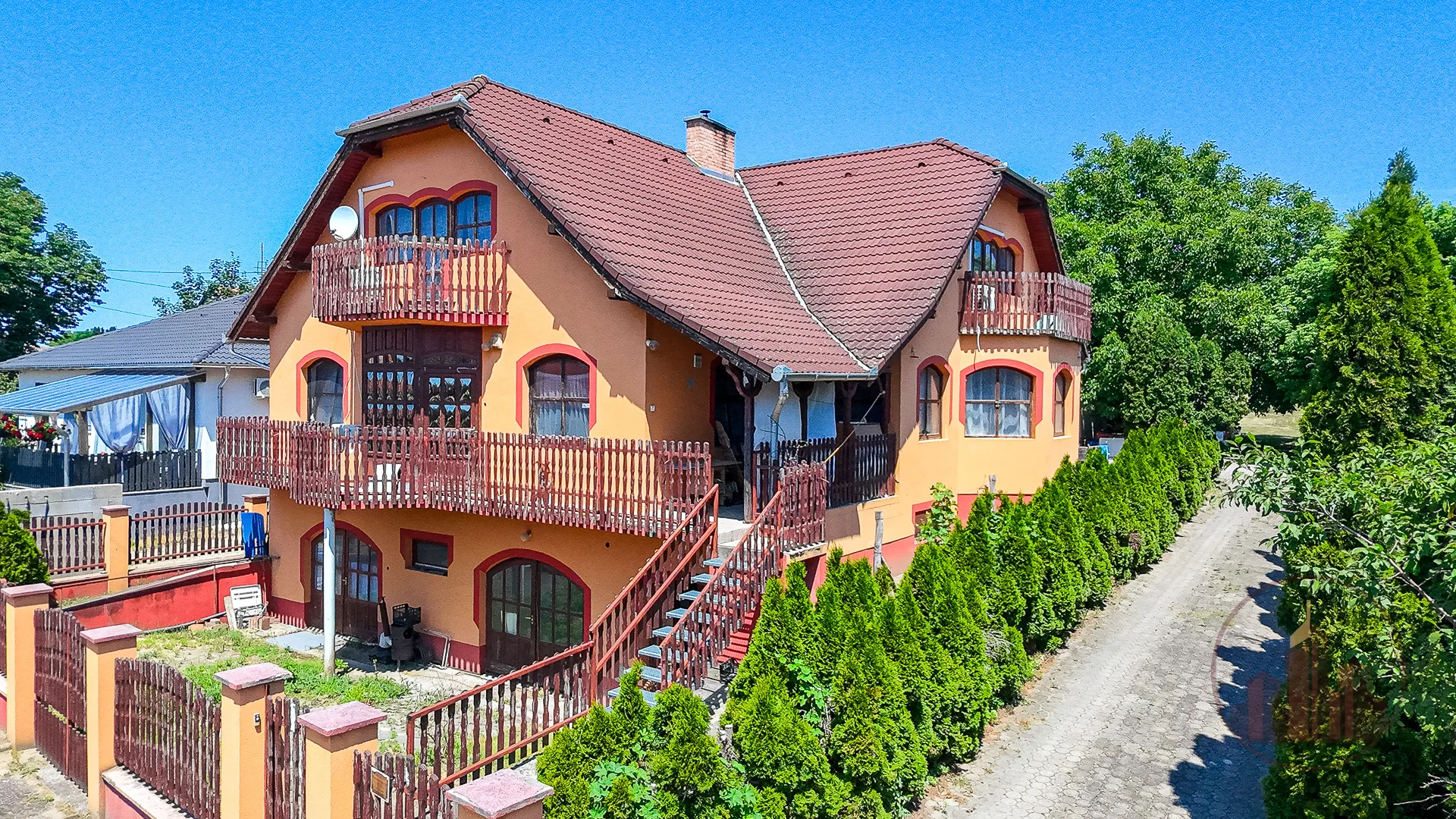 Sokoldalú lehetőségeket kínáló, háromszintes családi ház és működő vállalkozás egy helyen, Vácrátóton