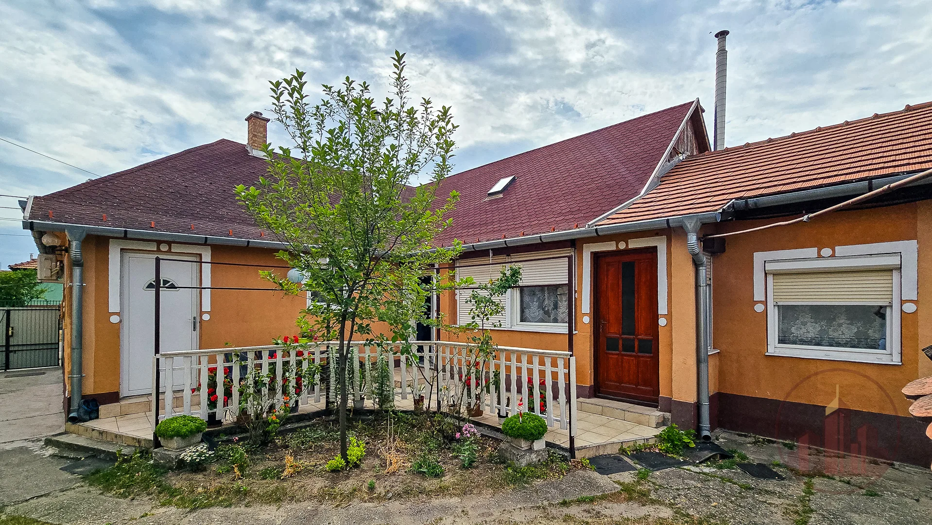 Három lakrész, egy telek, számtalan lehetőség – családoknak és befektetőknek is ideális választás!