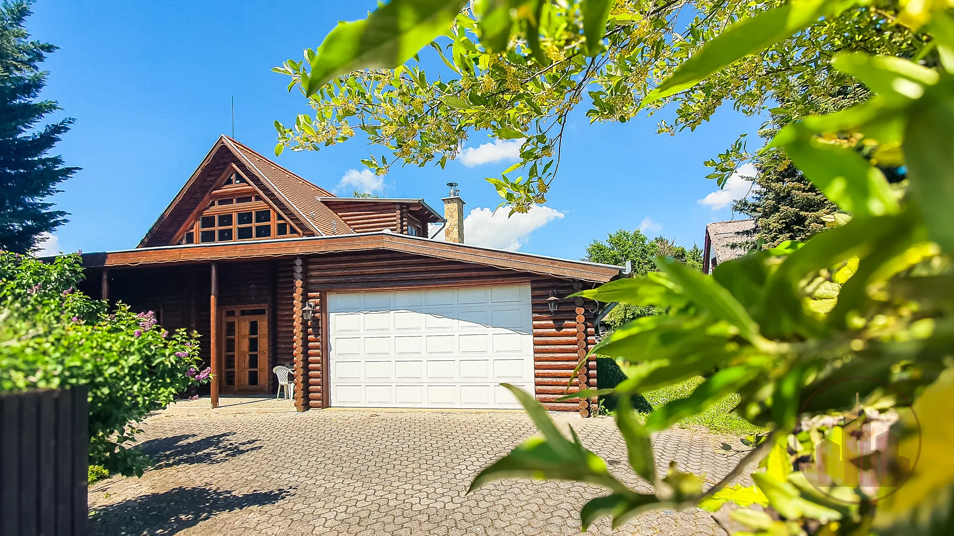 Velencei kuriózum – egyedi rönkház a japán kert ölelésében