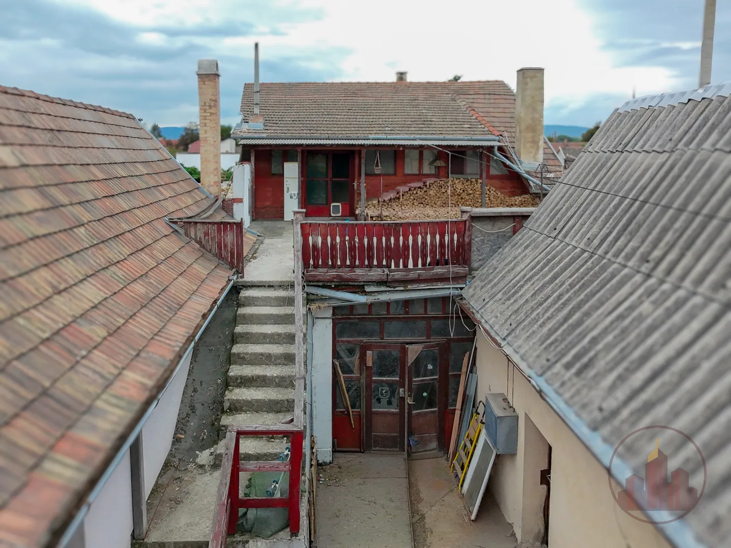 Egyedi, fával burkolt tetőtéri otthon Vácon, napfényes 60 m²-es terasszal