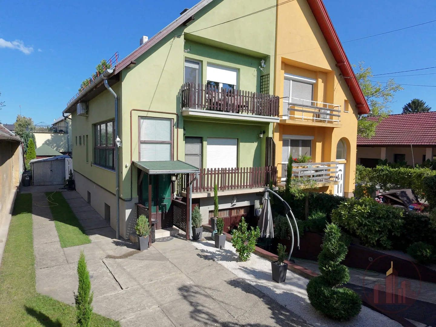Dunaharasztin eladó emeleti + tetőtéri lakás saját kerttel, medencével és garázzsal