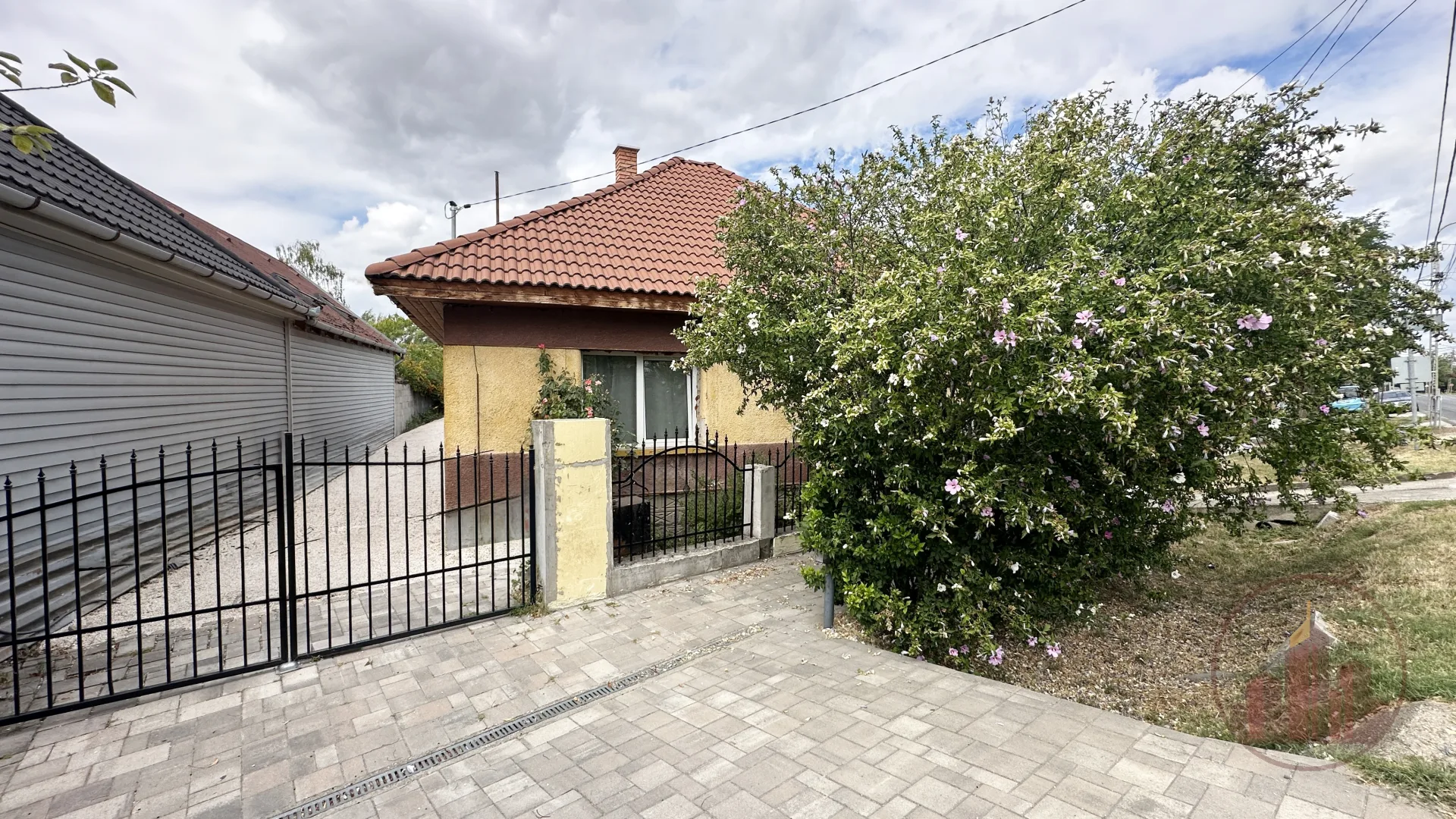 Két különálló ház, nagy telek  – Lakhatás és vállalkozás egy helyen.