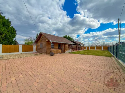 Tóparti horgászparadicsom stéggel – egyedi faházzal, kiadási múlttal!