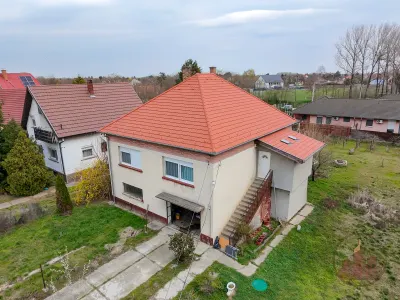 Tököl - vállalkozásra alkalmas ingatlan, tágas telekkel eladó