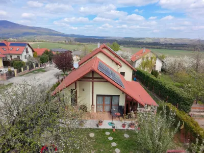 Eladó 6 szobás családi ház Vácon, Naszályra néző kilátással! – 2. kép