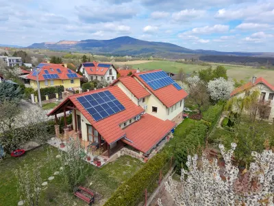 Eladó 6 szobás családi ház Vácon, Naszályra néző kilátással! – 1. kép