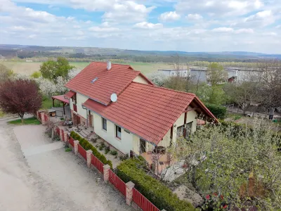 Eladó 6 szobás családi ház Vácon, Naszályra néző kilátással! – 4. kép