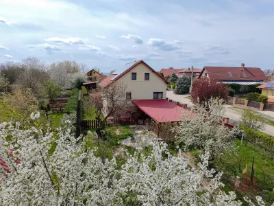 Eladó 6 szobás családi ház Vácon, Naszályra néző kilátással! – 6. kép