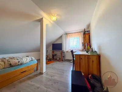 Eladó 6 szobás családi ház Vácon, Naszályra néző kilátással! – 26. kép