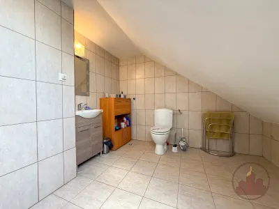 Eladó 6 szobás családi ház Vácon, Naszályra néző kilátással! – 25. kép