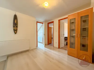 Eladó 6 szobás családi ház Vácon, Naszályra néző kilátással! – 23. kép