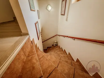 Eladó 6 szobás családi ház Vácon, Naszályra néző kilátással! – 21. kép