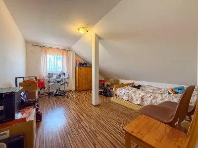 Eladó 6 szobás családi ház Vácon, Naszályra néző kilátással! – 27. kép