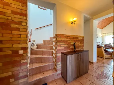 Eladó 6 szobás családi ház Vácon, Naszályra néző kilátással! – 22. kép