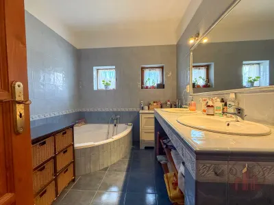 Eladó 6 szobás családi ház Vácon, Naszályra néző kilátással! – 17. kép