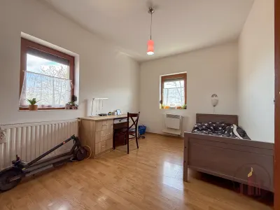 Eladó 6 szobás családi ház Vácon, Naszályra néző kilátással! – 24. kép