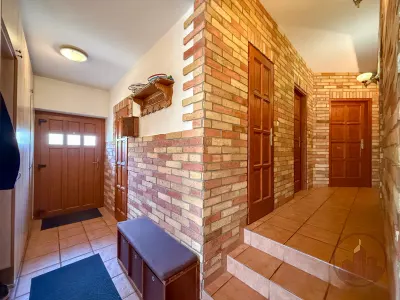 Eladó 6 szobás családi ház Vácon, Naszályra néző kilátással! – 16. kép