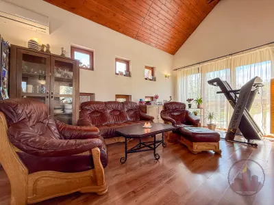 Eladó 6 szobás családi ház Vácon, Naszályra néző kilátással! – 12. kép