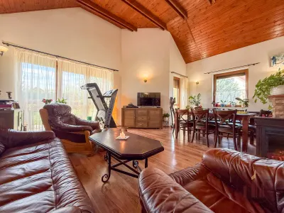 Eladó 6 szobás családi ház Vácon, Naszályra néző kilátással! – 11. kép