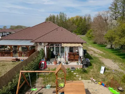 Újszerű, erdőszéli ikerházrész Vácrátóton, 550 m² kerttel, 2 fürdővel, pergolás terasszal – 28. kép