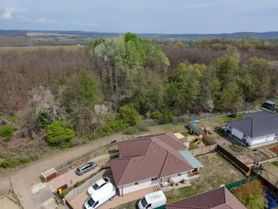 Újszerű, erdőszéli ikerházrész Vácrátóton, 550 m² kerttel, 2 fürdővel, pergolás terasszal – 29. kép