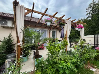 Újszerű, erdőszéli ikerházrész Vácrátóton, 550 m² kerttel, 2 fürdővel, pergolás terasszal – 2. kép