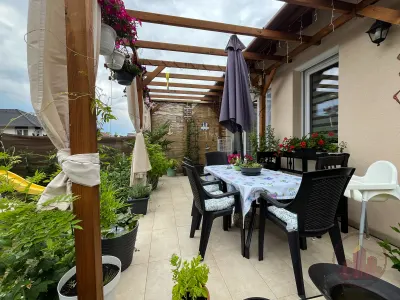 Újszerű, erdőszéli ikerházrész Vácrátóton, 550 m² kerttel, 2 fürdővel, pergolás terasszal – 3. kép