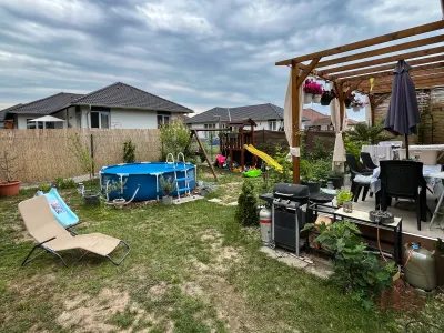 Újszerű, erdőszéli ikerházrész Vácrátóton, 550 m² kerttel, 2 fürdővel, pergolás terasszal – 26. kép