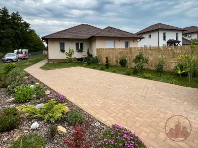 Újszerű, erdőszéli ikerházrész Vácrátóton, 550 m² kerttel, 2 fürdővel, pergolás terasszal – 23. kép