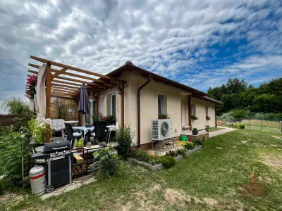 Újszerű, erdőszéli ikerházrész Vácrátóton, 550 m² kerttel, 2 fürdővel, pergolás terasszal