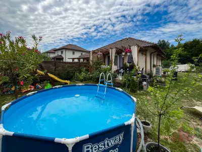 Újszerű, erdőszéli ikerházrész Vácrátóton, 550 m² kerttel, 2 fürdővel, pergolás terasszal – 27. kép