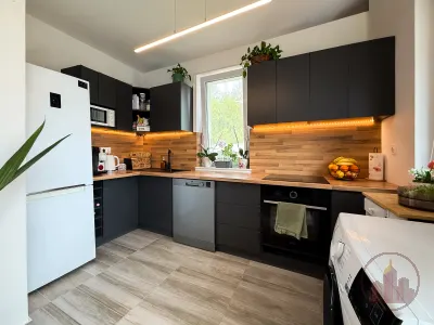 Újszerű, erdőszéli ikerházrész Vácrátóton, 550 m² kerttel, 2 fürdővel, pergolás terasszal – 9. kép