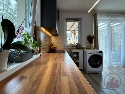 Újszerű, erdőszéli ikerházrész Vácrátóton, 550 m² kerttel, 2 fürdővel, pergolás terasszal – 12. kép