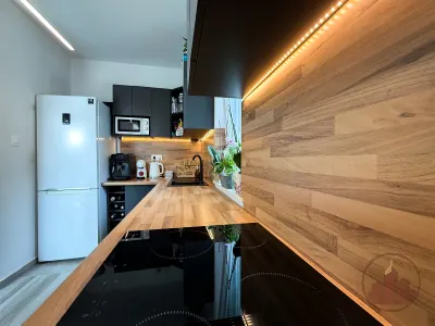 Újszerű, erdőszéli ikerházrész Vácrátóton, 550 m² kerttel, 2 fürdővel, pergolás terasszal – 11. kép