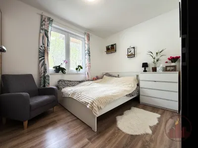 Újszerű, erdőszéli ikerházrész Vácrátóton, 550 m² kerttel, 2 fürdővel, pergolás terasszal – 15. kép