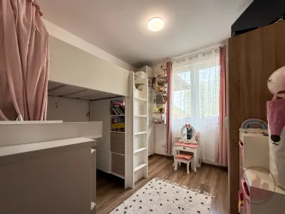 Újszerű, erdőszéli ikerházrész Vácrátóton, 550 m² kerttel, 2 fürdővel, pergolás terasszal – 16. kép