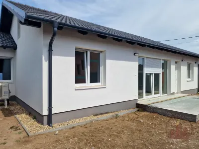 Azonnal költözhető ikerház nagy terekkel! – 7. kép