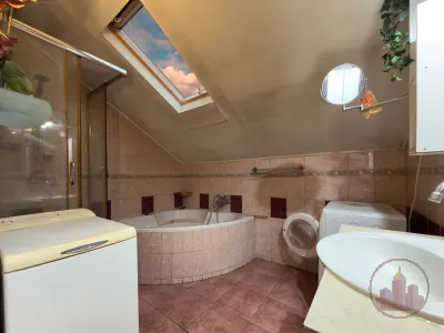 Egyedi, fával burkolt tetőtéri otthon Vácon, napfényes 60 m²-es terasszal – 16. kép