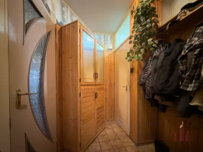 Egyedi, fával burkolt tetőtéri otthon Vácon, napfényes 60 m²-es terasszal – 15. kép