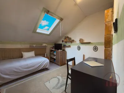Egyedi, fával burkolt tetőtéri otthon Vácon, napfényes 60 m²-es terasszal – 13. kép