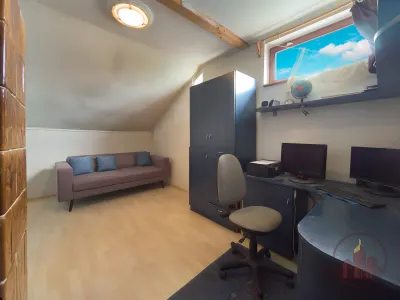 Egyedi, fával burkolt tetőtéri otthon Vácon, napfényes 60 m²-es terasszal – 11. kép