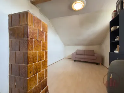Egyedi, fával burkolt tetőtéri otthon Vácon, napfényes 60 m²-es terasszal – 12. kép