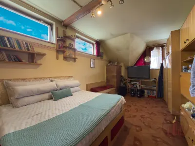 Egyedi, fával burkolt tetőtéri otthon Vácon, napfényes 60 m²-es terasszal – 10. kép