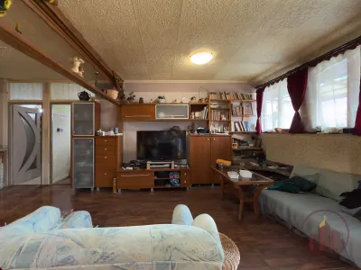 Egyedi, fával burkolt tetőtéri otthon Vácon, napfényes 60 m²-es terasszal – 5. kép