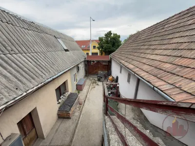 Egyedi, fával burkolt tetőtéri otthon Vácon, napfényes 60 m²-es terasszal – 18. kép