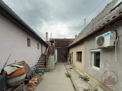 Egyedi, fával burkolt tetőtéri otthon Vácon, napfényes 60 m²-es terasszal – 19. kép