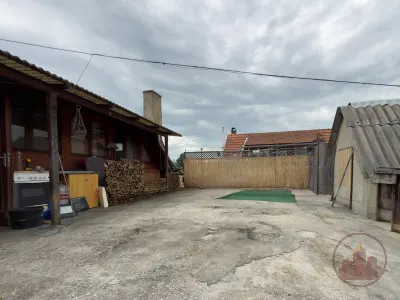 Egyedi, fával burkolt tetőtéri otthon Vácon, napfényes 60 m²-es terasszal – 20. kép